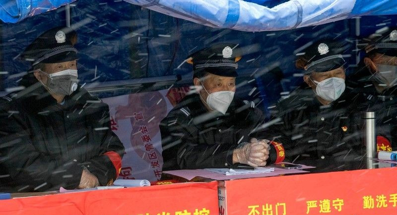 保安大叔，雪中門(mén)神.jpg